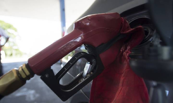 Com nova alta mundial do petróleo, governo mantém desconto na gasolina
