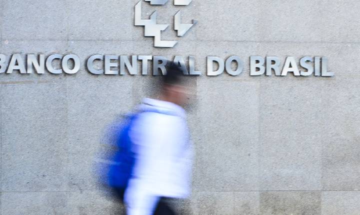 Juros das famílias seguem elevados e chegam a 64% ao ano, diz BC