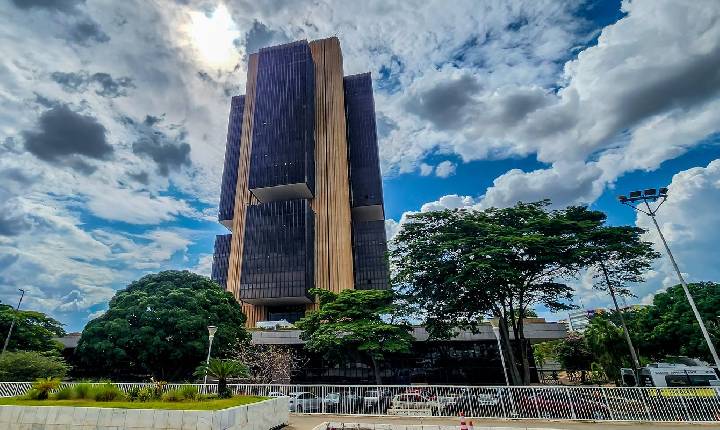 Juros pressionam a dívida mais que gastos públicos, dizem economistas