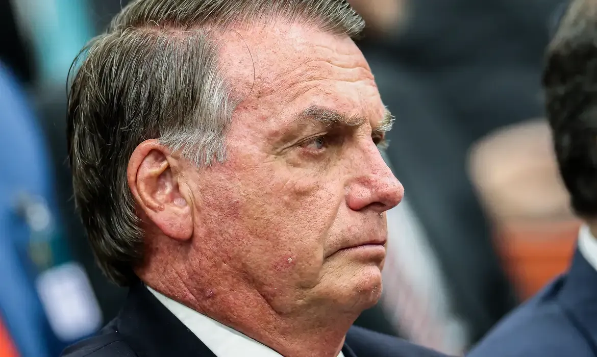 Polícia Federal cumpre mandados contra Jair Bolsonaro e impõe medidas cautelares