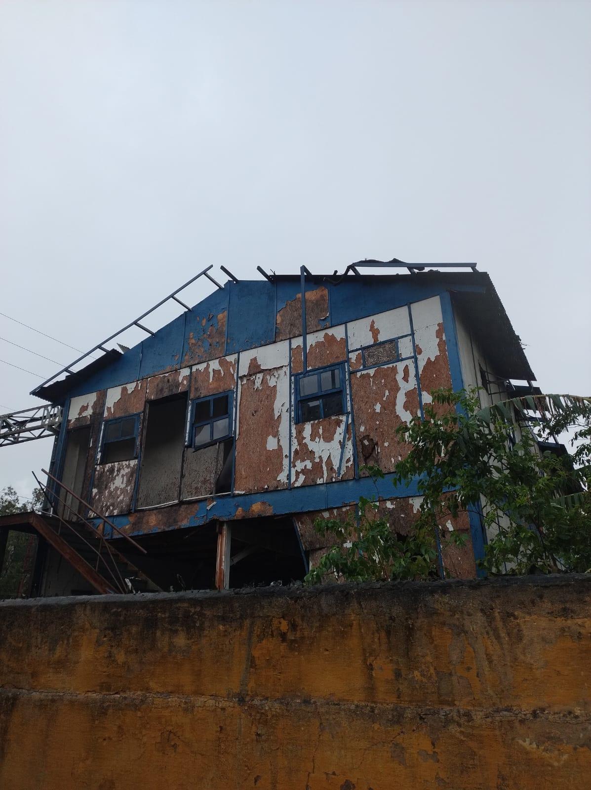 Imóvel abandonado destelha durante chuva da tarde deste sábado e causa danos a residência em Pirituba