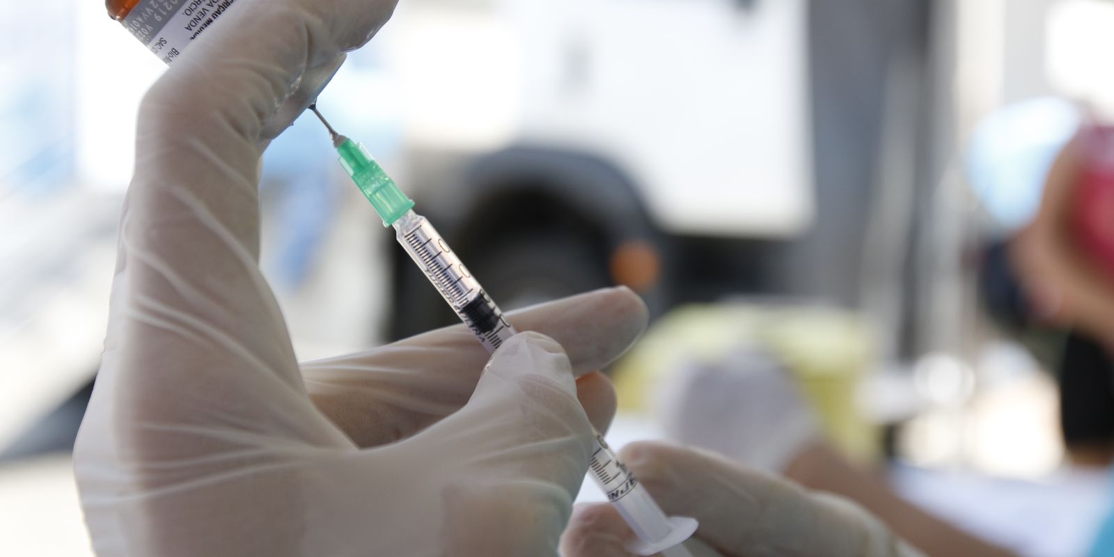 Paulistanos enfrentam filas para tomar vacina contra sarampo 
