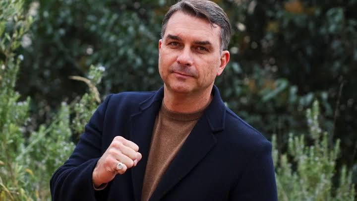 Flavio Bolsonaro teria fugido para a Argentina. Assessoria nega