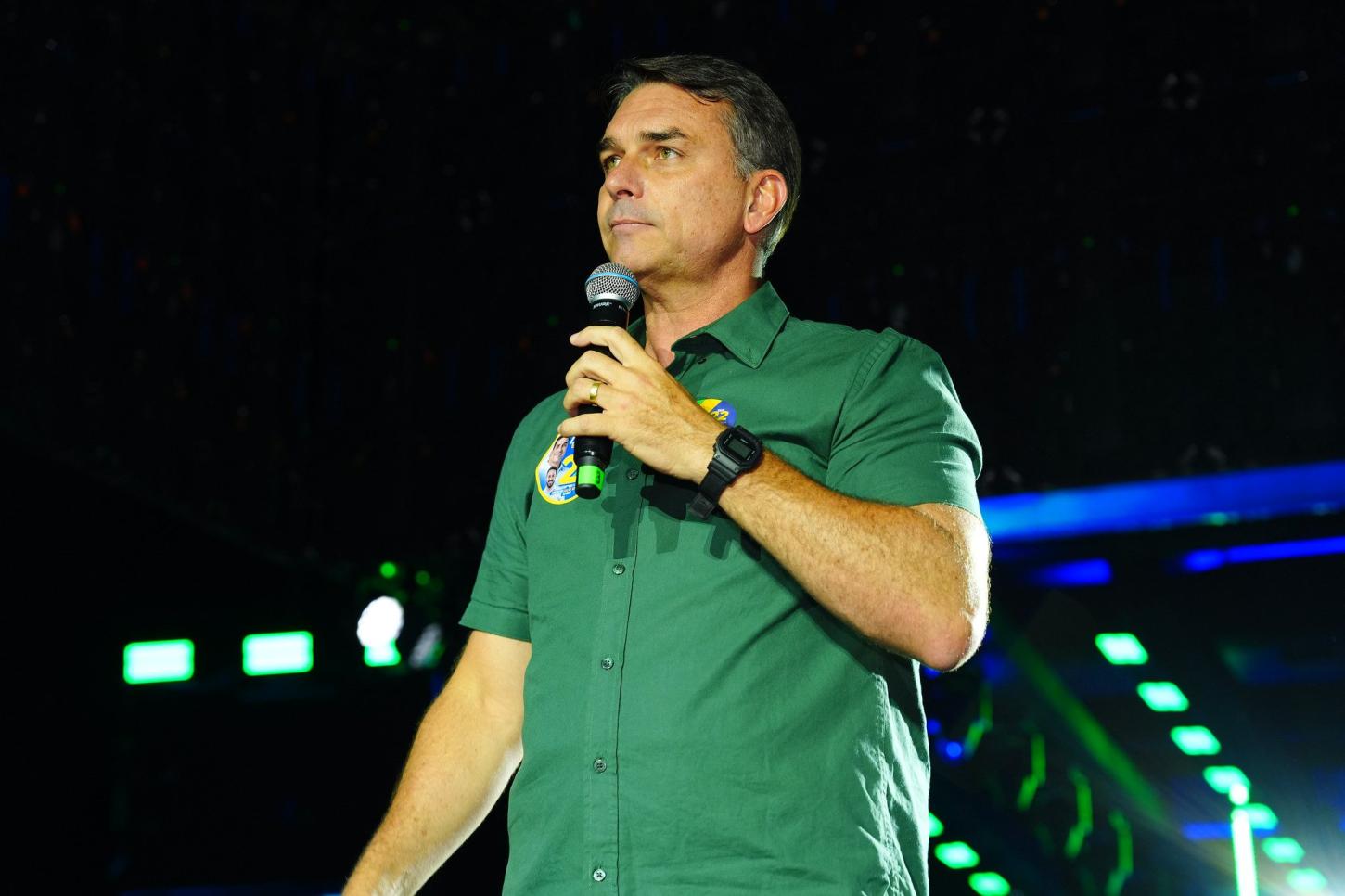 Flavio Bolsonaro vai para os EUA com esposa e filhas