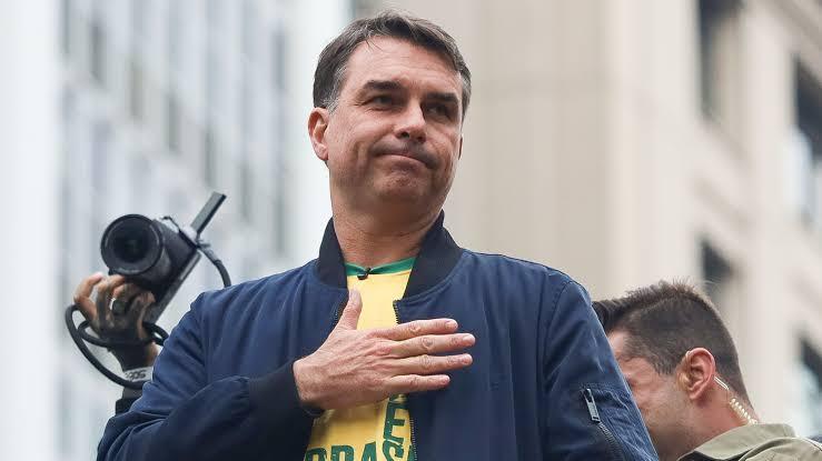 Quem é quem na carta de Flávio Bolsonaro? Conheça os políticos, autoridades e personagens históricos citados