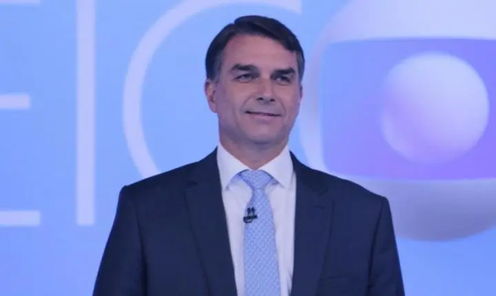 Flávio Bolsonaro se declara verdadeiro Presidente eleito do Brasil