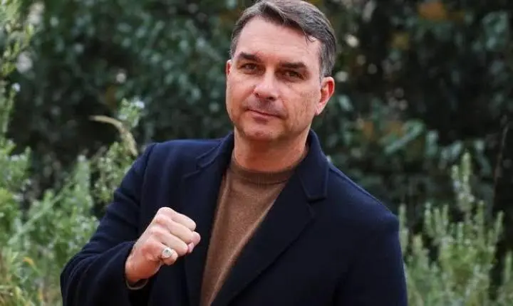 Flavio Bolsonaro teria fugido para a Argentina. Assessoria nega