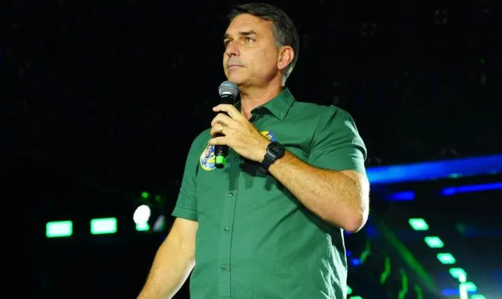 Flavio Bolsonaro vai para os EUA com esposa e filhas